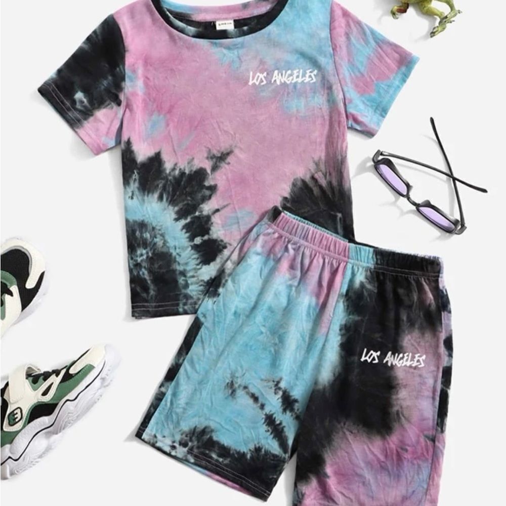 SHEIN EZwear Tie Dye Letter Graphic Tee & Biker Shorts Set
